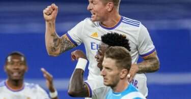 Toni Kroos bejubelt sein Tor gegen Rayo Vallecano. Foto: Manu Fernandez/AP/dpa