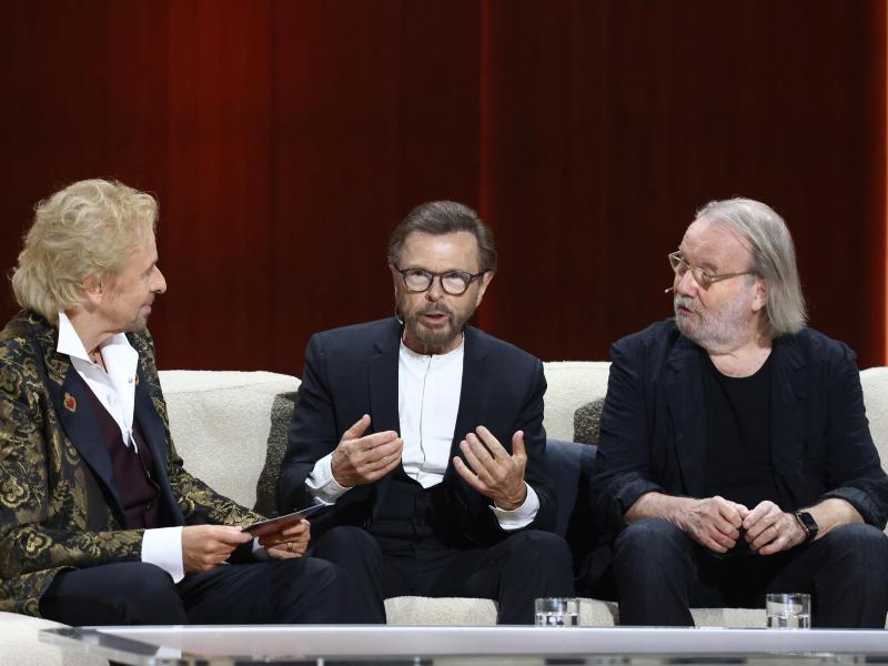 Thomas Gottschalk in der Jubiläumsshow "Wetten, dass..?" mit Björn Ulvaeus (m.) und Benny Andersson (r) von Abba. Foto: Daniel Karmann/dpa