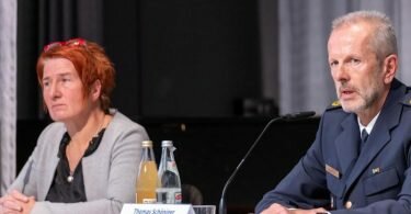 Thomas Schöniger (r), Polizeivizepräsident des Polizeipräsidiums Oberpfalz und Kriminaldirektorin Sabine Nagel erläutern die Hintergründe der Messerattacke. Foto: Daniel Karmann/dpa