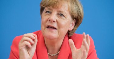 Bundeskanzlerin Angela Merkel (CDU) äußert sich 2015 auf einer Pressekonferenz zu Themen der Innen- und Außenpolitik. (Archivbild). Foto: Bernd von Jutrczenka / dpa