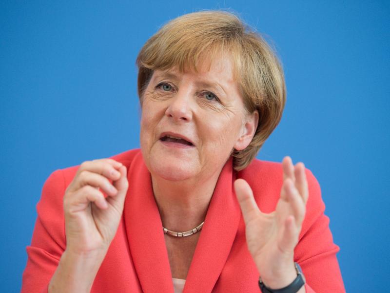 Bundeskanzlerin Angela Merkel (CDU) äußert sich 2015 auf einer Pressekonferenz zu Themen der Innen- und Außenpolitik. (Archivbild). Foto: Bernd von Jutrczenka / dpa