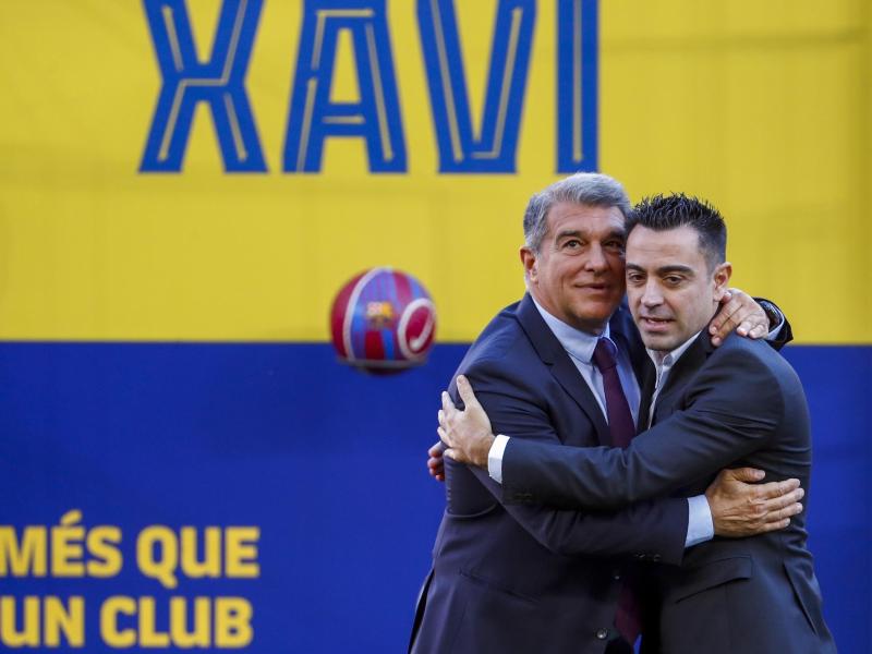Zurück in Barcelona: Xavi Hernandez (r) wird von Barça-Präsident Joan Laporta empfangen. Foto: Joan Monfort/AP/dpa