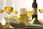 Edelsüße Weine harmonieren mit Blauschimmelkäse. Das Spiel zwischen Salzigkeit und Süße ergibt eine Geschmacksexplosion am Gaumen. Foto: Deutsches Weininstitut/dpa-tmn