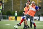 Körperkontakt ja, aber bitte nicht zu heftig: Grätschen sind beim Gehfußball verboten. Foto: Kirsten Neumann/dpa-tmn