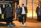 Die Nationalspieler treffen nach und nach am Teamhotel ein: Leon Goretzka (M) vor dem Ritz-Carlton. Foto: Swen Pförtner/dpa