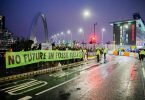 Menschen protestieren am Rande der UN-Klimakonferenz COP26 in Glasgow für besseren Klimaschutz. Foto: Christoph Soeder/dpa