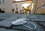 Eine FFP2-Maske liegt auf einem Weg in der Innenstadt von Pfarrkirchen in Bayern. Foto: Armin Weigel/dpa