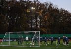 Zum Training hat Bundestrainer Flick die Mannschaft im Halbkreis vor einem Tor versammelt. Foto: Swen Pförtner/dpa