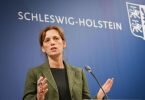 Karin Prien (CDU), Bildungsministerin von Schleswig-Holstein, spricht auf einer Pressekonferenz im Foyer des Landeshauses in Kiel. Foto: Christian Charisius/dpa