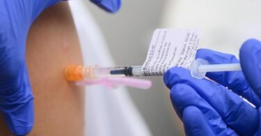 Eine Ärztin impft im Universitätsklinikum in Dresden einen Arztkollegen mit der dritten Impfung gegen das Coronavirus. Foto: Robert Michael/dpa-Zentralbild/dpa