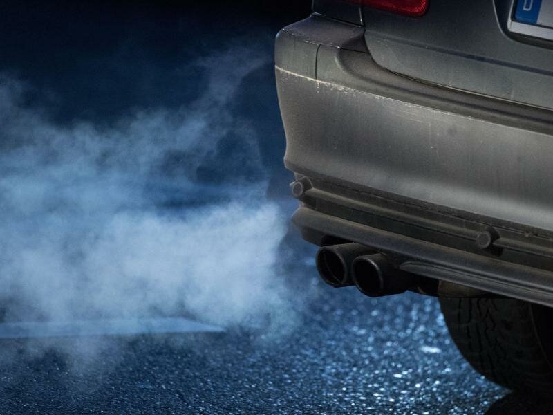 Abgase kommen aus dem Auspuff eines Autos. (Archivbild). Foto: Marijan Murat/dpa