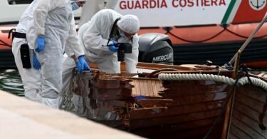 Italienische Forensiker begutachten den Schaden an einem Boot. Ein Motorboot, besetzt mit zwei Deutschen, hatte das kleine Boot eines italienischen Paares gerammt. (Archivbild). Foto: Gabriele Strada/AP/dpa