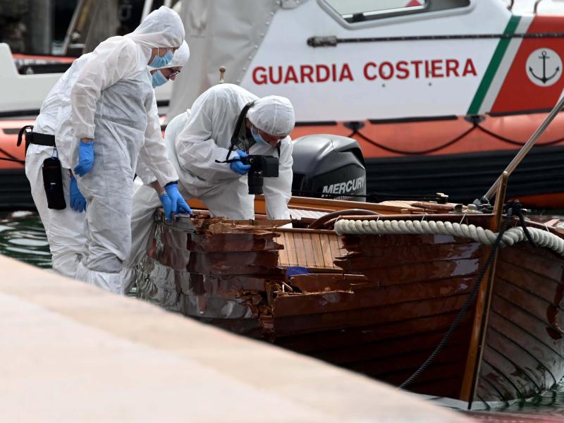 Italienische Forensiker begutachten den Schaden an einem Boot. Ein Motorboot, besetzt mit zwei Deutschen, hatte das kleine Boot eines italienischen Paares gerammt. (Archivbild). Foto: Gabriele Strada/AP/dpa