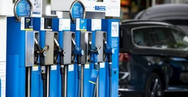 Blick auf die Zapfsäulen an einer Berliner Tankstelle. Foto: Fabian Sommer/dpa