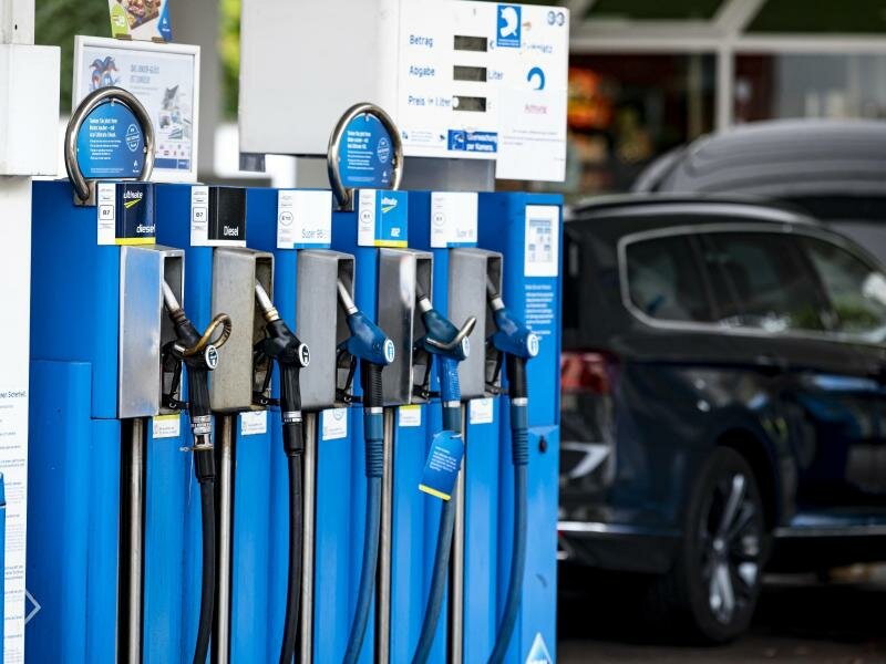 Blick auf die Zapfsäulen an einer Berliner Tankstelle. Foto: Fabian Sommer/dpa