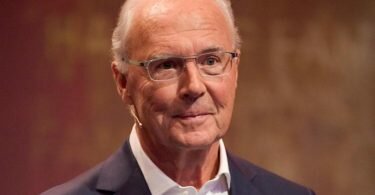 Der frühere Teamchef Franz Beckenbauer würdigte den ehemaligen Bundestrainer Joachim Löw. Foto: Ina Fassbender/dpa