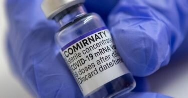 Menschen unter 30 Jahren sollen laut Stiko künftig nur noch mit dem Impfstoff von Biontech/Pfizer gegen Corona geimpft werden. Foto: Lennart Preiss/dpa