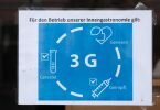 Während NRW weiterhin auf die 3G-Regel setzt, wollen andere Bundesländer für öffentliche Innenräume nun 2G einführen. Foto: Sebastian Kahnert/dpa-Zentralbild/dpa