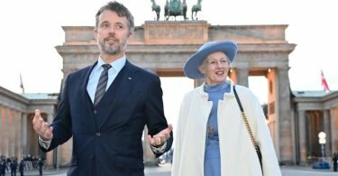 Ein Muss:&nbsp;Kronprinz Frederik und Königin Margrethe II. vor dem Brandenburger Tor. Foto: Bernd Von Jutrczenka/dpa