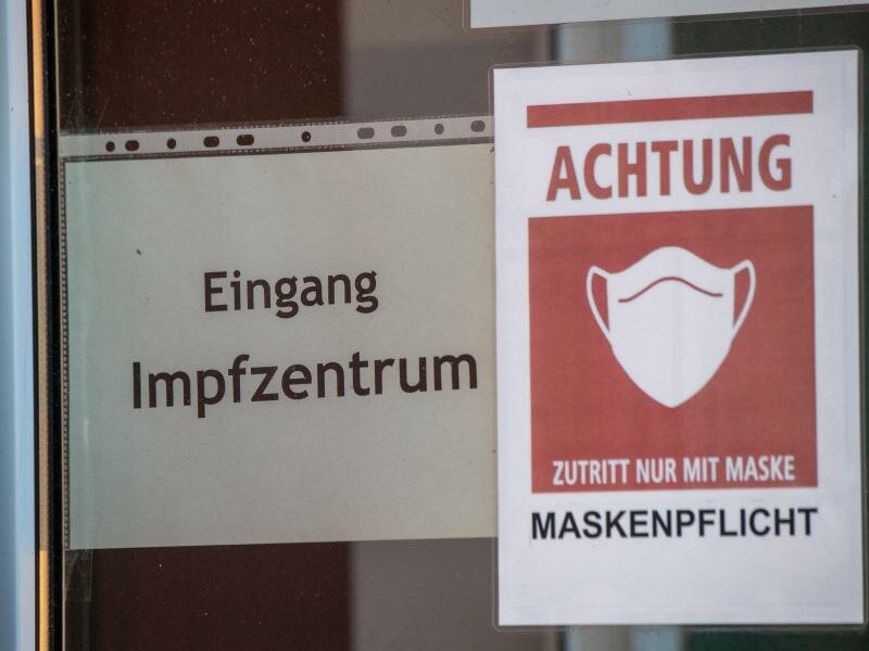 Ein Schild mit dem Schriftzug «Impfzentrum» weist den Weg zu einem Corona-Impfstützpunkt. Foto: Stefan Sauer/dpa