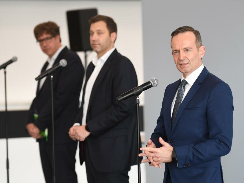 SPD-Generalsekretär Lars Klingbeil (m.) zusammen mit Grünen-Bundesgeschäftsführer Michael Kellner (l.) und FDP-Generalsekretär Volker Wissing während einer Pressekonferenz. Foto: Christophe Gateau/dpa