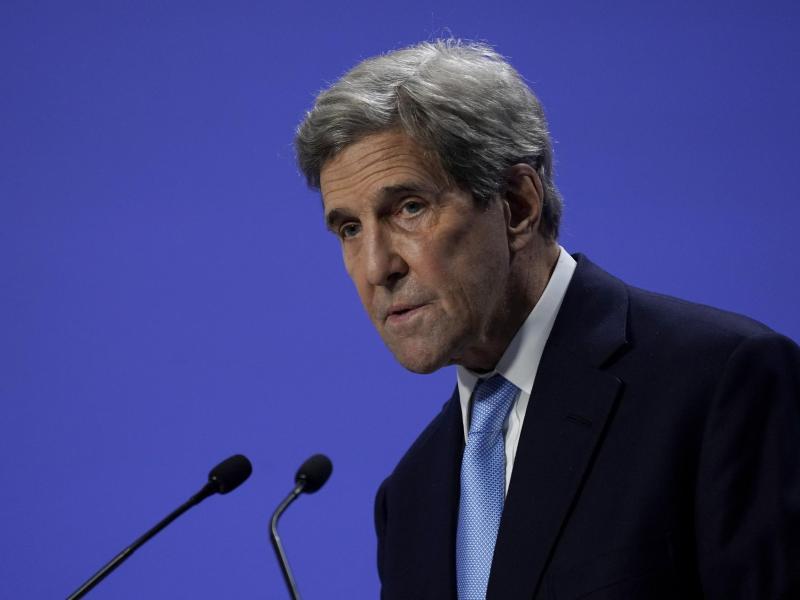 John Kerry, Sondergesandter des US-Präsidenten für Klimafragen, spricht bei einer Pressekonferenz während der UN-Klimakonferenz COP26. Foto: Alberto Pezzali/AP/dpa