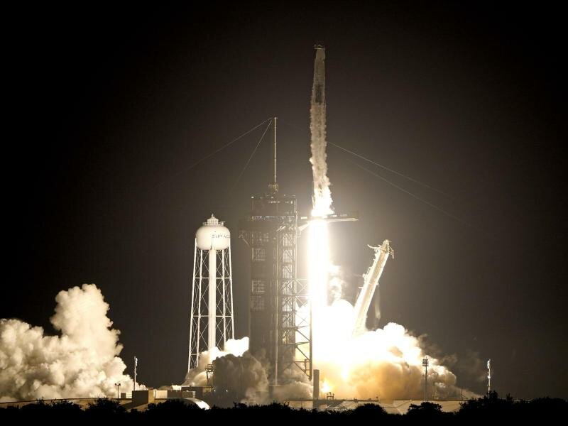 Eine SpaceX Falcon 9-Rakete mit der Crew Dragon-Kapsel hebt von der Startrampe 39A im Kennedy Space Center in Cape Canaveral, Florida, ab. Foto: John Raoux/AP/dpa