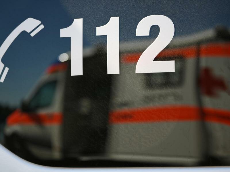 Ein Rettungswagen spiegelt sich während einer Übung in einem Fenster eines anderen Rettungswagen mit der Aufschrift "112". Foto: Patrick Seeger/dpa