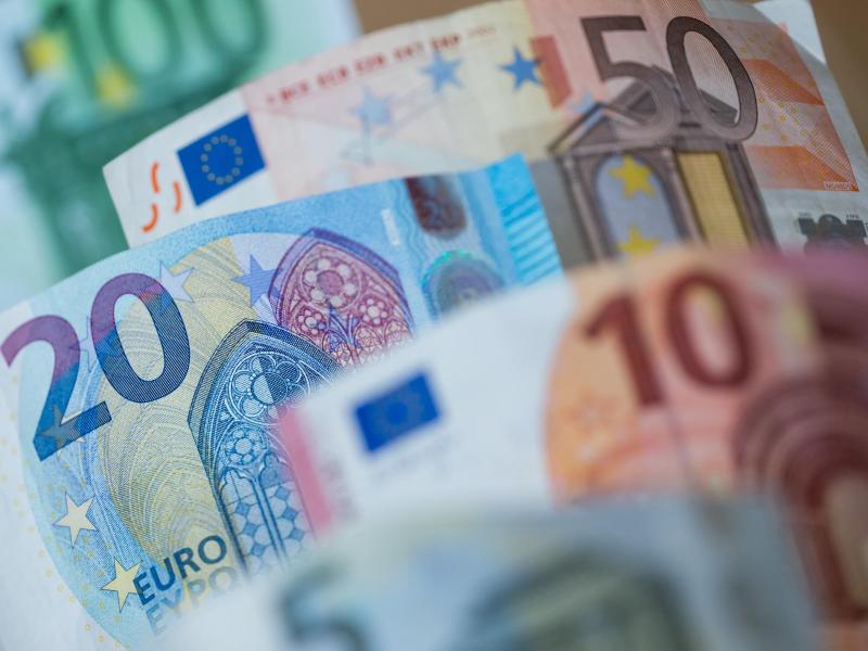 Bis 2025 sollen rund 179 Milliarden Euro mehr in die Kassen fließen als geplant. Foto: Daniel Karmann/dpa