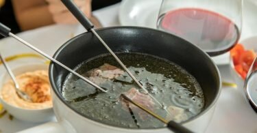 Vor dem Einsatz nach monatelangem Kellerdasein sollte mit einem Fonduegerät erstmal ein Probelauf gemacht werden. Foto: Christin Klose/dpa-tmn