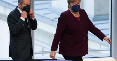 Angela Merkel und Olaf Scholz zu Beginn der Bundestagsitzung. Foto: Kay Nietfeld/dpa