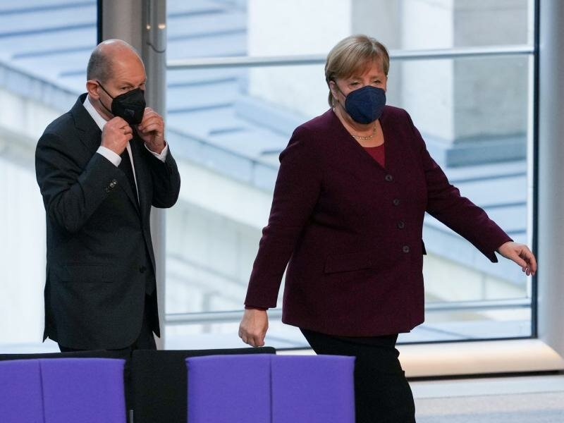Angela Merkel und Olaf Scholz zu Beginn der Bundestagsitzung. Foto: Kay Nietfeld/dpa