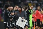 Der ehemalige Bundestrainer Jogi Löw (M) bedankt sich bei den Spielern, nachdem er eine Urkunde bekommen hat. Foto: Swen Pförtner/dpa
