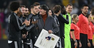 Der ehemalige Bundestrainer Jogi Löw (M) bedankt sich bei den Spielern, nachdem er eine Urkunde bekommen hat. Foto: Swen Pförtner/dpa