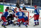 Deutschlands Leonhard Pföderl (2.v.l.) erzielt den Treffer zum 3:2 gegen Russland. Foto: Bernd Thissen/dpa