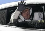 Der deutsche Astronaut Matthias Maurer winkt auf dem Weg zur Startrampe. Foto: John Raoux/AP/dpa
