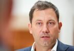 Lars Klingbeil ist optimistisch, dass der Koalitionsvertrag mit Grünen und FDP bald abgesegnet wird. Foto: Michael Kappeler/dpa