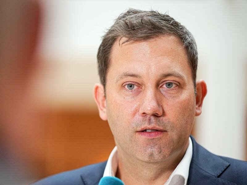 Lars Klingbeil ist optimistisch, dass der Koalitionsvertrag mit Grünen und FDP bald abgesegnet wird. Foto: Michael Kappeler/dpa