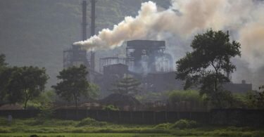 Rauch steigt aus einem mit Kohle betriebenen Stahlwerk im Dorf Hehal in der Nähe von Ranchi im östlichen Bundesstaat Jharkhand in Indien. Foto: Altaf Qadri/AP/dpa