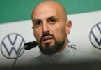 U21-Neu-Trainer Antonio Di Salvo beantwortet die Fragen der Journalisten. Foto: Marijan Murat/dpa