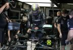Der britische Mercedes-Pilot Lewis Hamilton steigt in seinen Rennwagen. Foto: Andre Penner/AP/dpa
