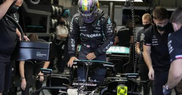 Der britische Mercedes-Pilot Lewis Hamilton steigt in seinen Rennwagen. Foto: Andre Penner/AP/dpa