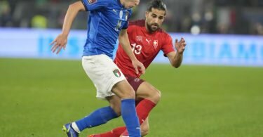 Federico Chiesa (l) aus Italien kämpft gegen den Schweizer Ricardo Rodriguez um den Ballbesitz. Foto: Gregorio Borgia/AP/dpa