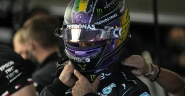 Der britische Mercedes-Pilot Lewis Hamilton bereitet sich vor. Foto: Marcelo Chello/AP/dpa