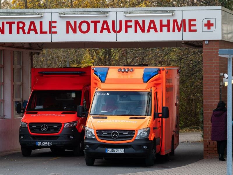 Zwei Rettungswagen stehen an der Zentralen Notaufnahme eines Klinikums in der Region Hannover. (Archivbild). Foto: Julian Stratenschulte/dpa