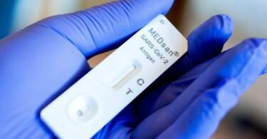 Eine Altenpflegerin hält in einem Altenwohnzentrum einen Schnelltest zur Erkennung des Coronavirus in den Händen. (Archivbild). Foto: Hauke-Christian Dittrich/dpa