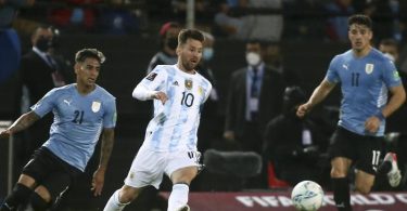 Die argentinische Auswahl um Superstar Lionel Messi (M.) besiegte in Montevideo Uruguay mit 1:0. Foto: Ernesto Ryan/Getty pool via AP/dpa