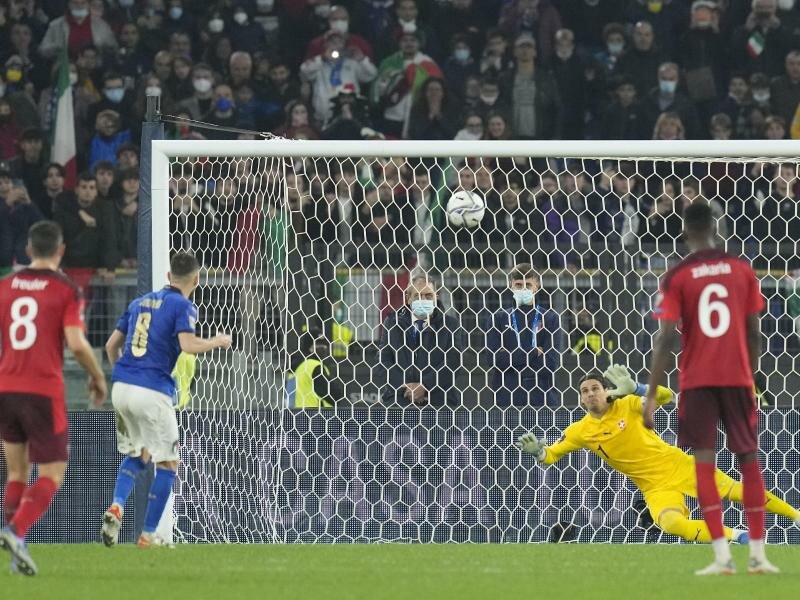 Der Italiener Jorginho (2.v.l) verschoss einen Elfmeter. Foto: Gregorio Borgia/AP/dpa