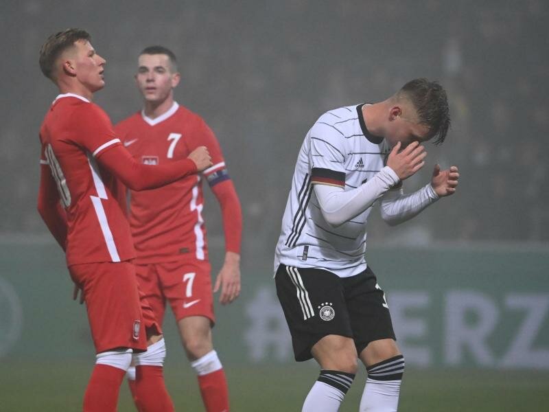 Das deutsche U21-Team um Luca Netz (r) verlor klar gegen Polen. Foto: Marijan Murat/dpa