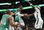Dennis Schröder (M) überragte bei den Boston Celtics. Foto: Michael Dwyer/AP/dpa